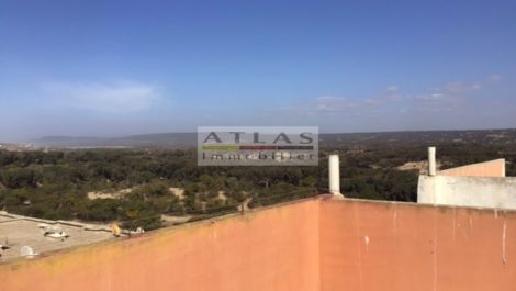 Bel et spacieux appartement terrasse situé le long de la forêt à Essaouira