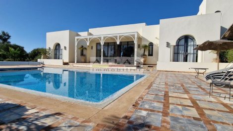 Villa de charme avec un beau design marocain vendue à Essaouira : Confiez-nous la Vente de Votre Bien Immobilier ! Villa de charme avec un beau design marocain vendue à Essaouira : Confiez-nous la Vente de Votre Bien Immobilier !