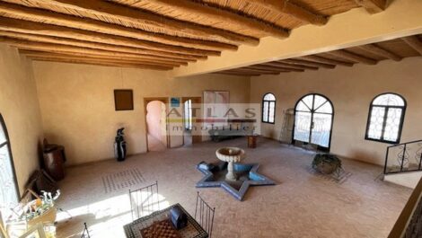 Vaste propriété en pierre de pays sur terrain morcelable de 2,5 hectares à Essaouira