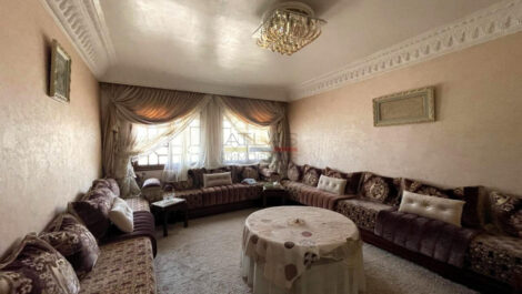 Double logement avec toit-terrasse privatif sur la place du 11 Janvier Double logement avec toit-terrasse privatif sur la place du 11 Janvier