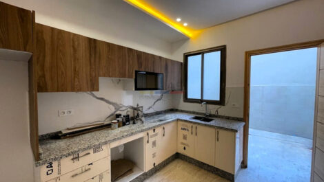 Appartement en rez-de-chaussée avec cour dans un lotissement calme