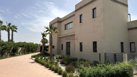 Villa Haut de Gamme dans Résidence Fermée – Vue Atlas, Piscine Chauffée et Hammam